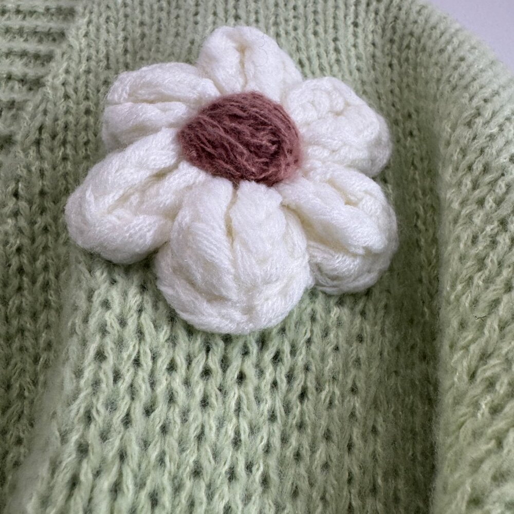 Cider Knit V-neck Button Flower Cardigan NWT, Size M - Picture 9 of 17